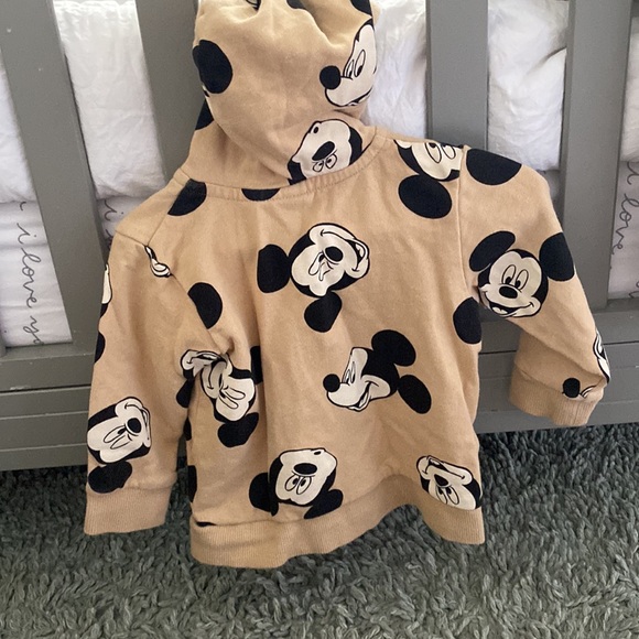 🤎🤍H&M neutral Mickey zip up hoodie Disney🤎🤍size 18 months - Picture 4 of 6